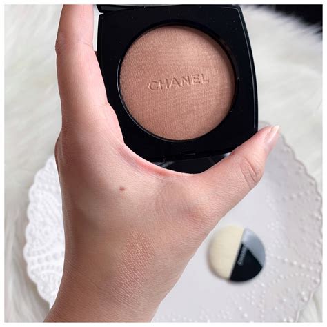 chanel pierres de lumiere|Chanel poudre lumiere highlighter.